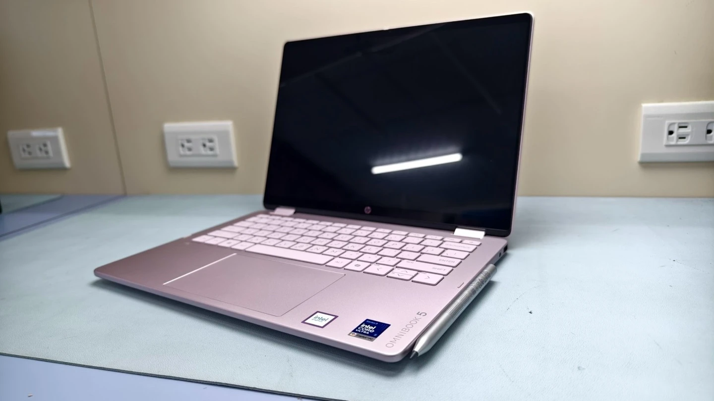 OmniBook 5 Flip 14 觸控筆吸附在機身右側