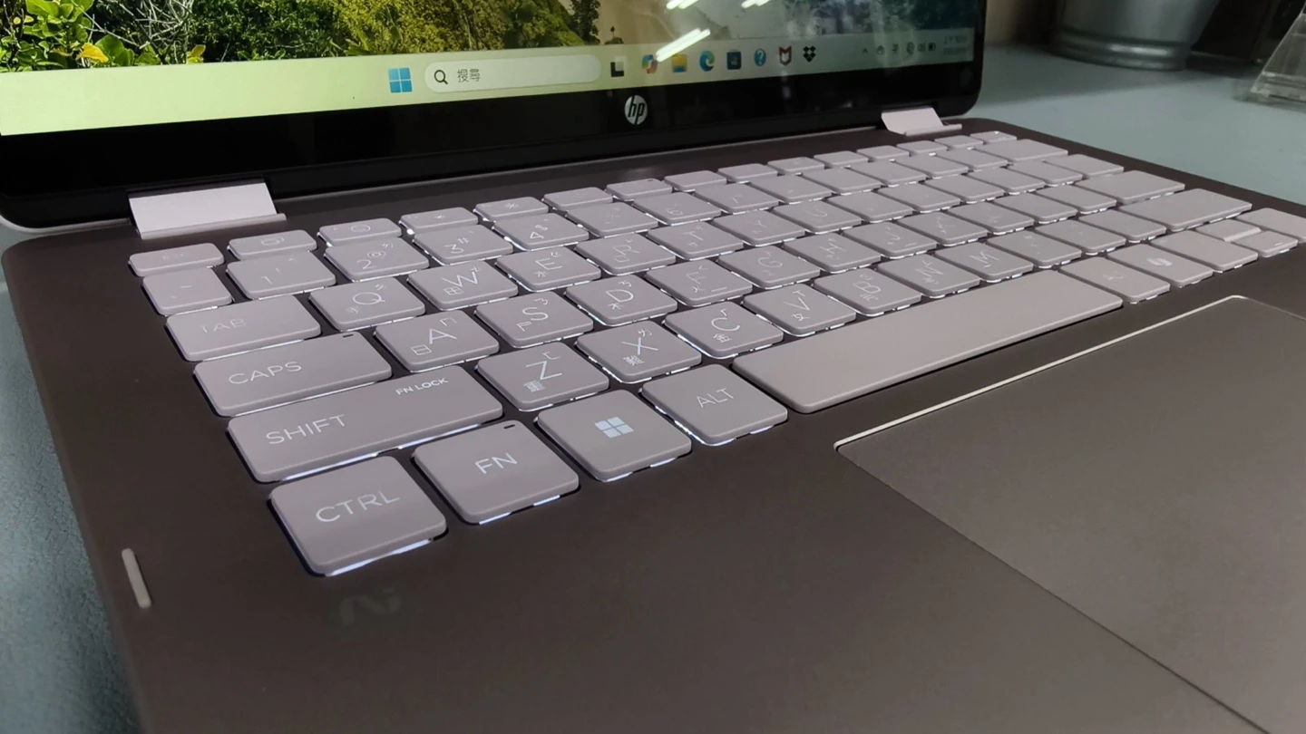 OmniBook 5 Flip 14 鍵盤背光近照