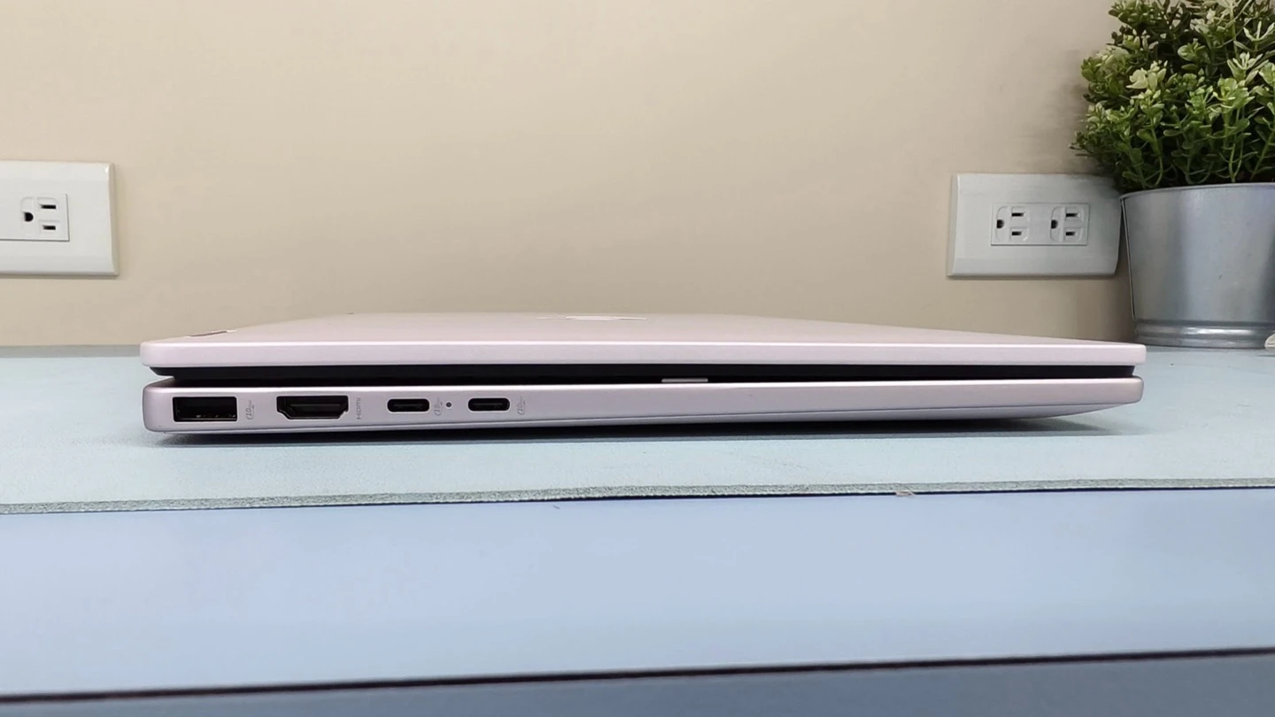 OmniBook 5 Flip 14 左側連接埠:USB-A、HDMI 2.1、兩組 USB-C