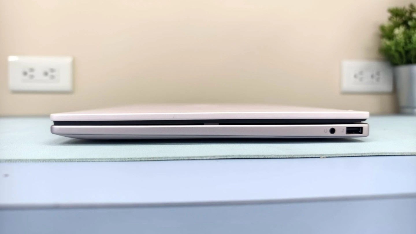 OmniBook 5 Flip 14 右側連接埠:耳機孔與 USB-A