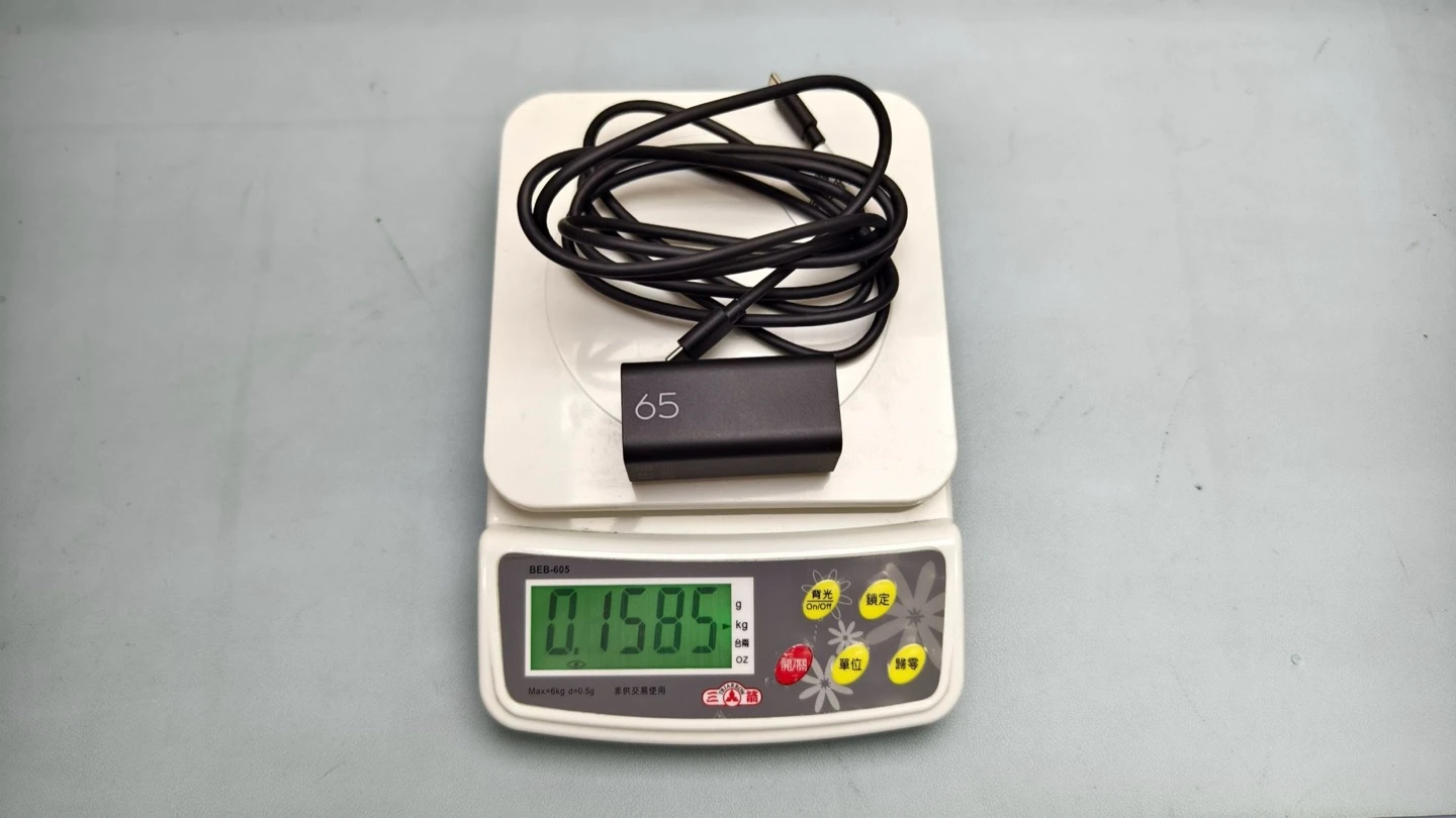 OmniBook 5 Flip 14 隨附 65W USB-C 氮化鎵充電器實測重量