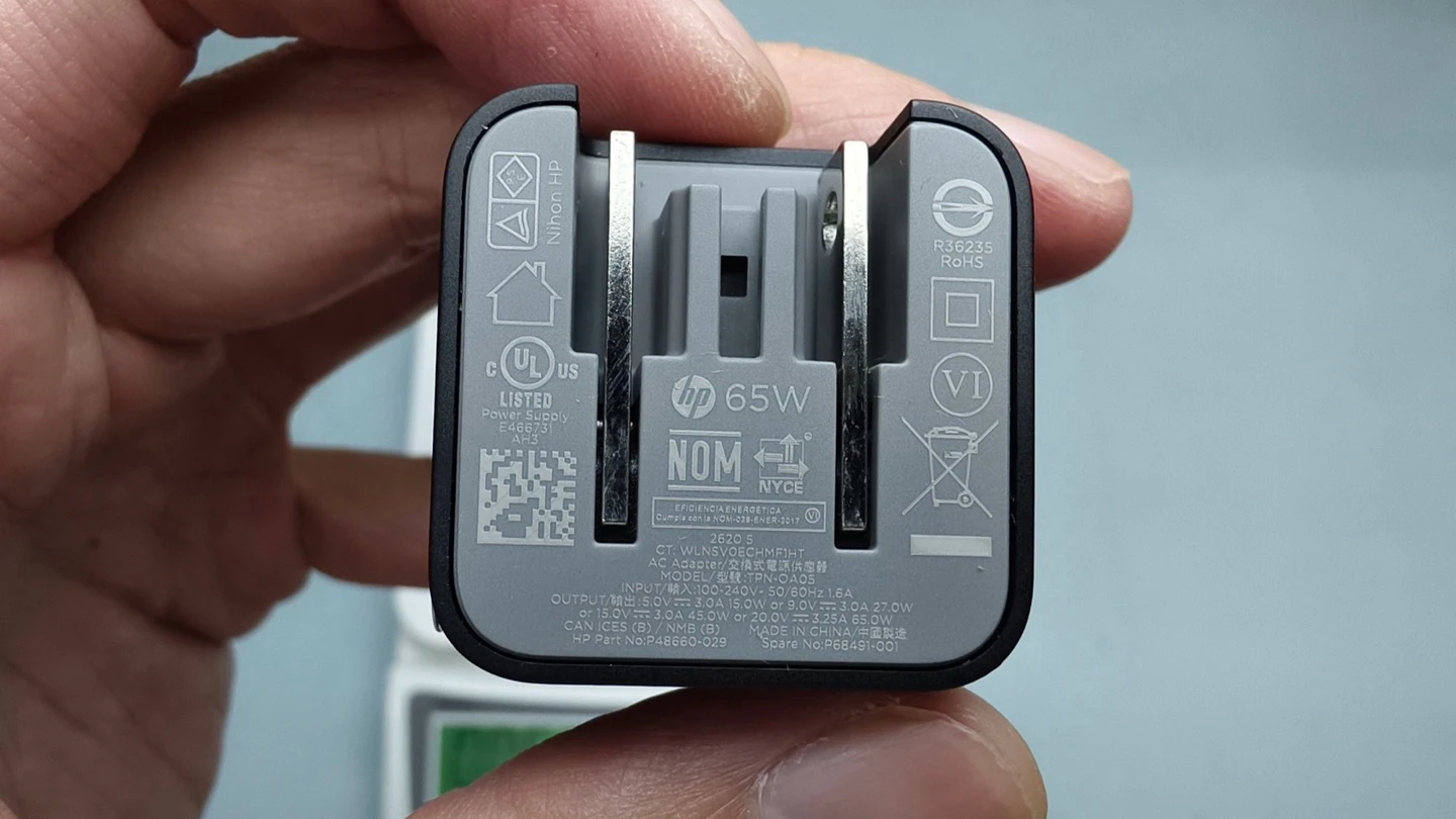 HP 65W USB-C 充電器規格標籤