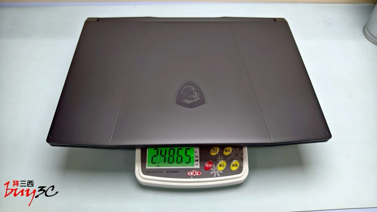 MSI Katana 15 HX 放上電子秤，實測約 2.487kg