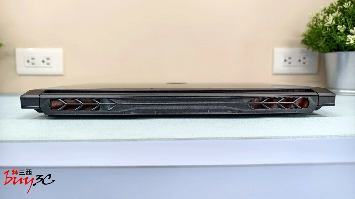 MSI Katana 15 HX 機身後側左右兩組散熱出風口