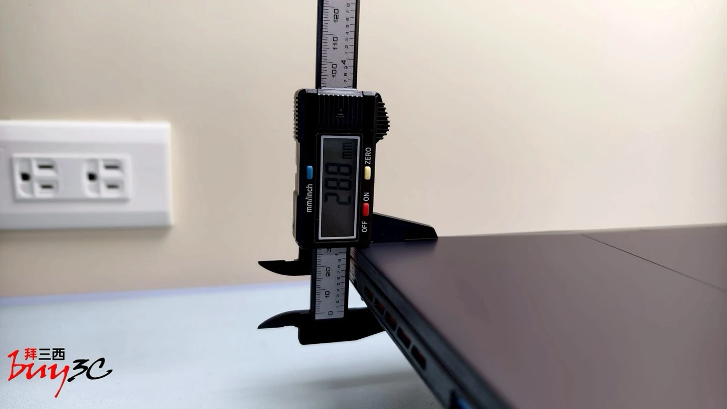 MSI Katana 15 HX 卡尺量測機身後段約 28.8mm