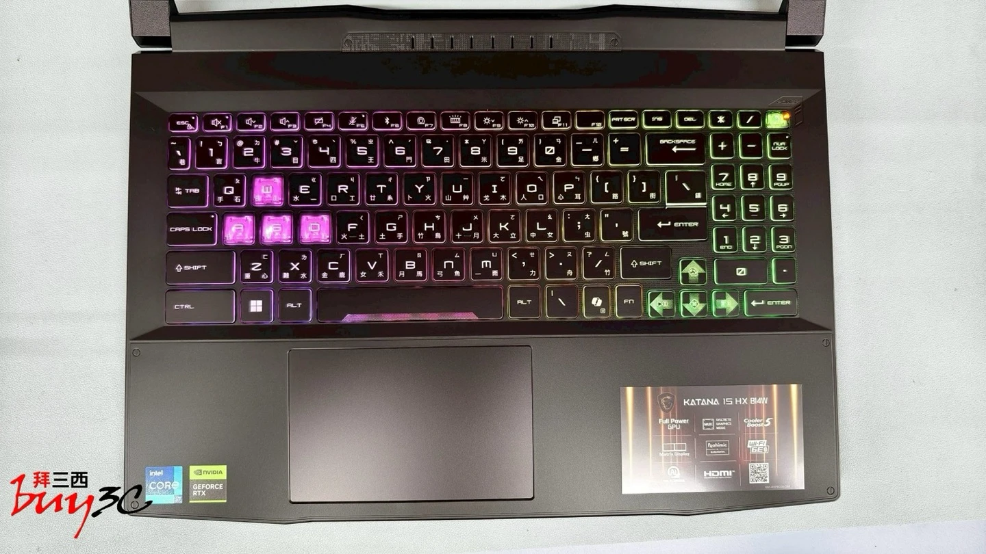 MSI Katana 15 HX 四區 RGB 背光鍵盤俯拍，含數字鍵、Copilot 鍵與掌托特色貼紙