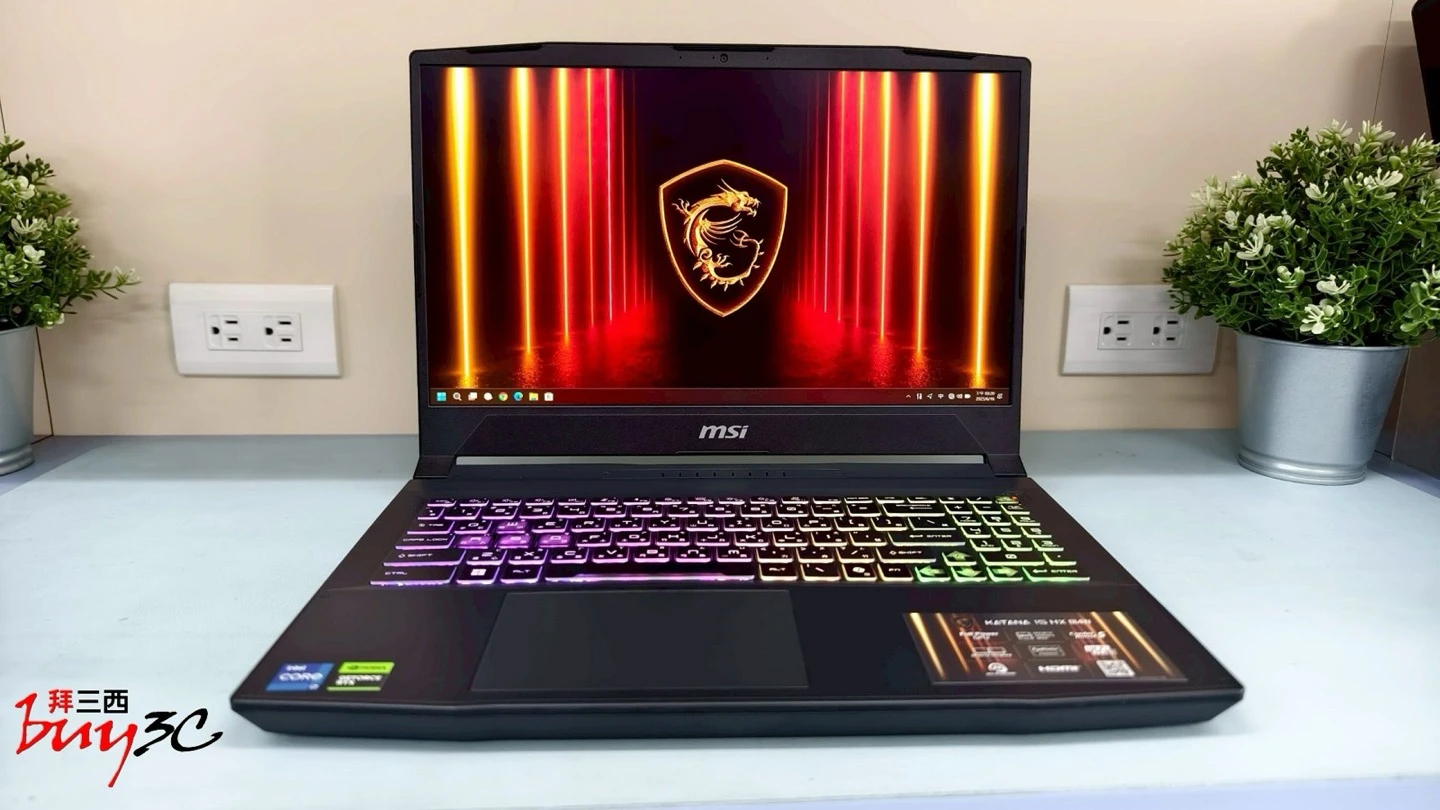 MSI Katana 15 HX 開機正面，15.6 吋 QHD 165Hz 螢幕與 RGB 鍵盤