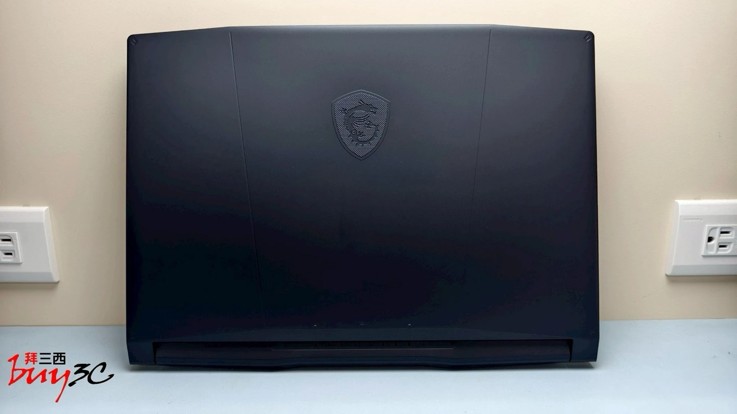 MSI Katana 15 HX 上蓋正面，中央龍魂盾牌標誌與分割線條