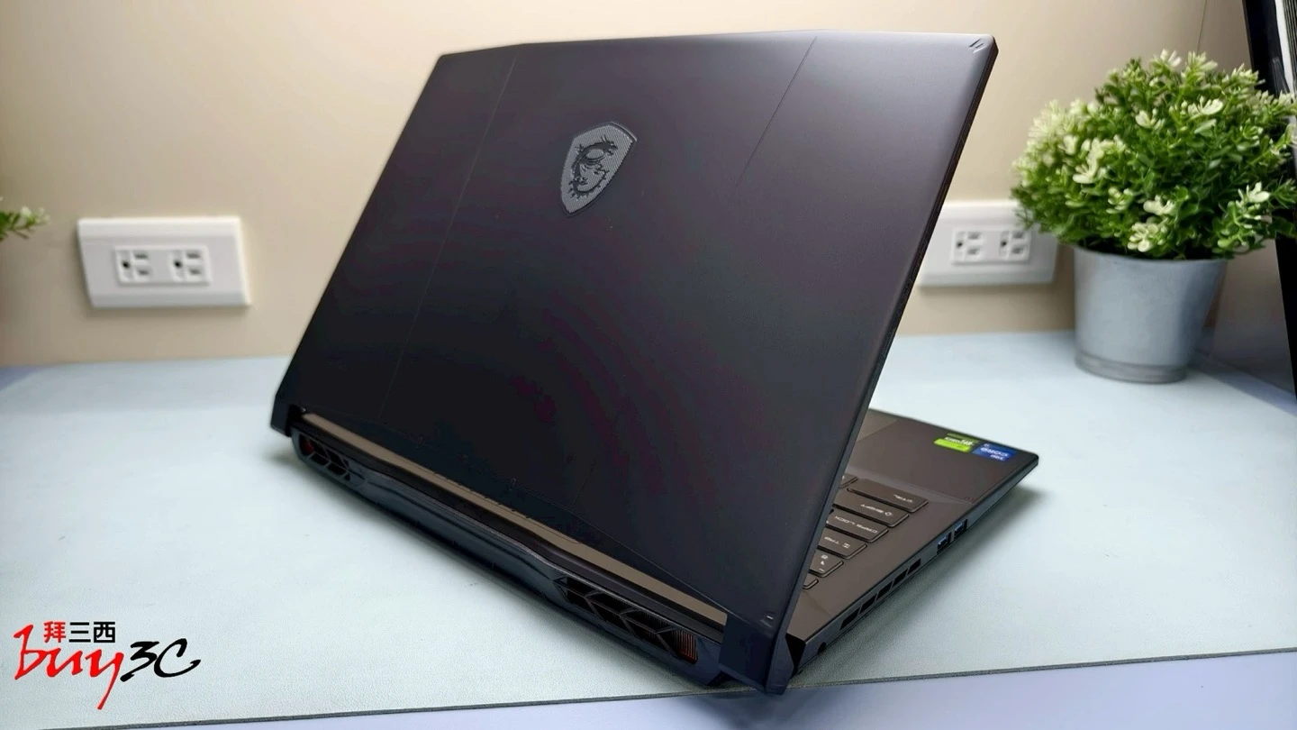 MSI Katana 15 HX 開蓋背面斜角，黑色霧面上蓋與龍魂盾牌標誌