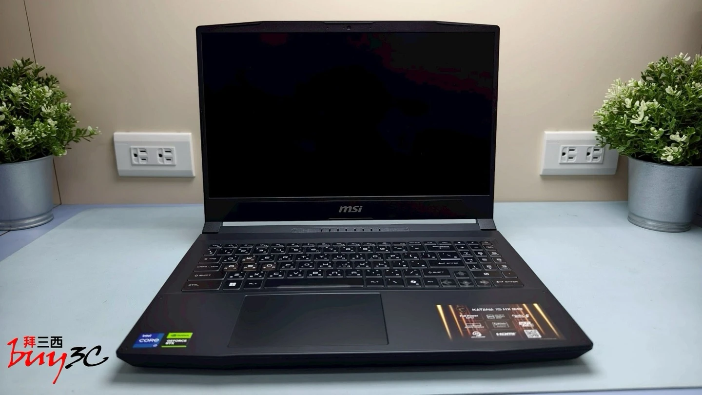 MSI Katana 15 HX 開蓋正面，15.6 吋螢幕與全尺寸鍵盤