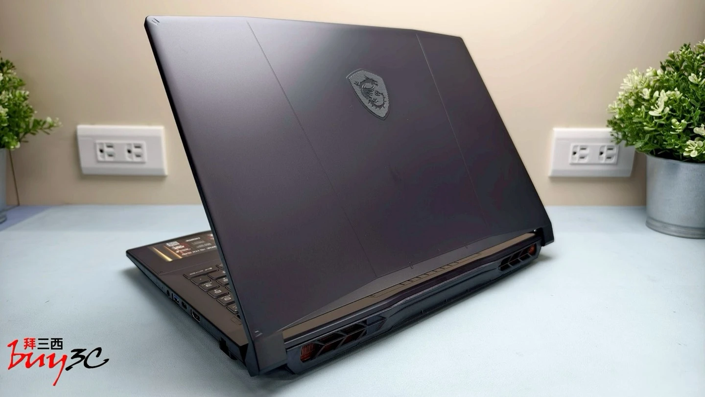 MSI Katana 15 HX 背面斜角，後側散熱出風口與左側連接埠