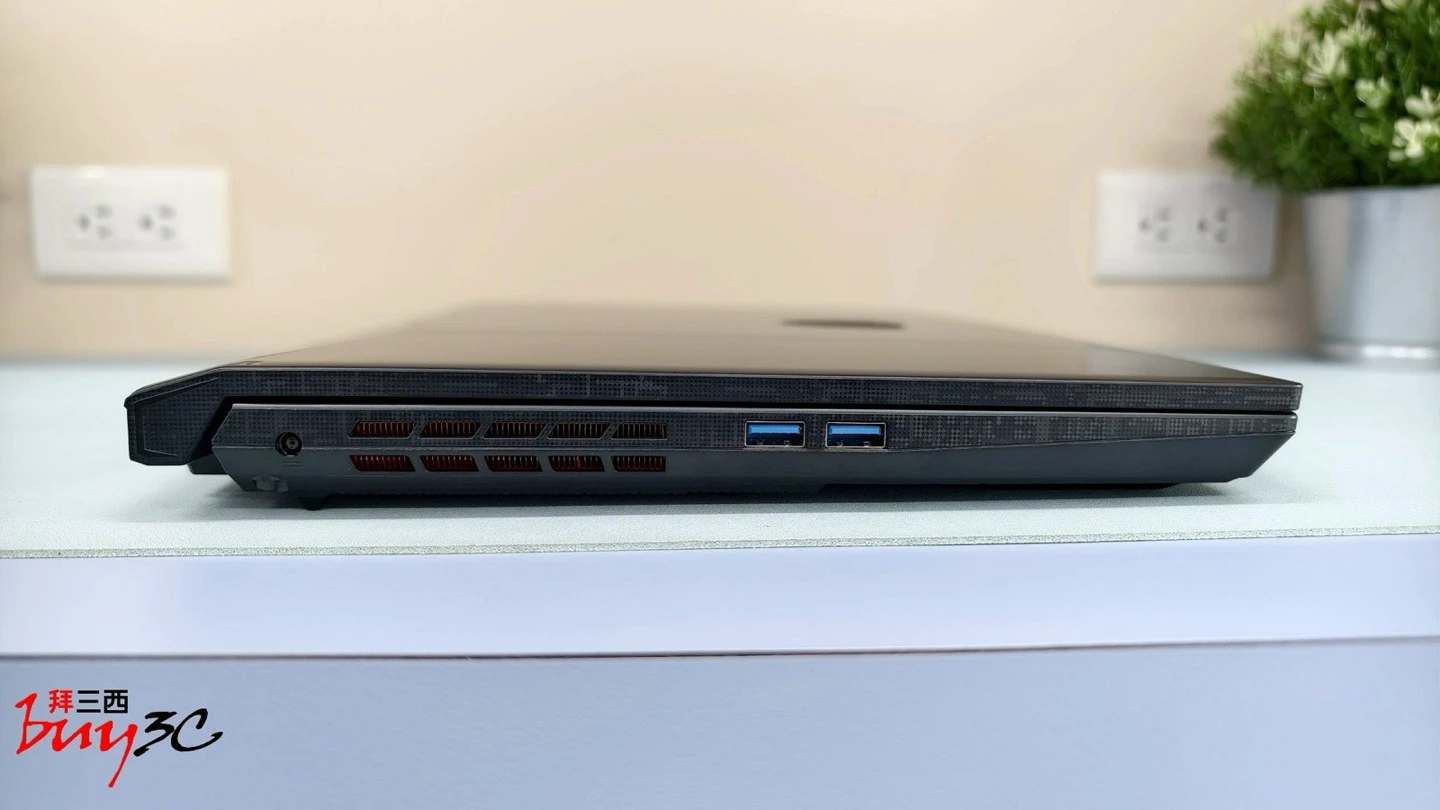 MSI Katana 15 HX 左側連接埠：DC 電源孔、2 × USB 3.2 Type-A