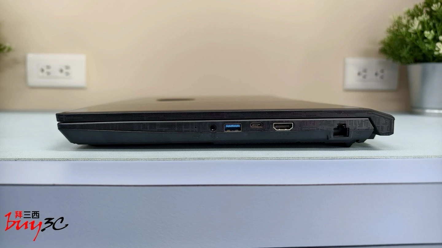 MSI Katana 15 HX 右側連接埠：3.5mm 音訊孔、USB 3.2 Type-A、USB-C、HDMI、RJ-45