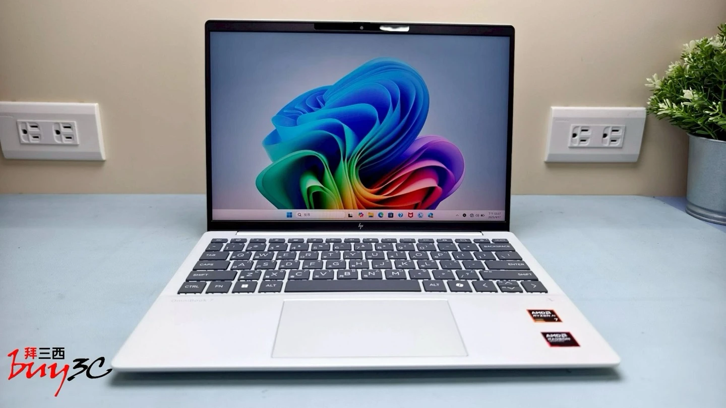 OmniBook 7 Aero 正面：13.3 吋螢幕點亮與鍵盤