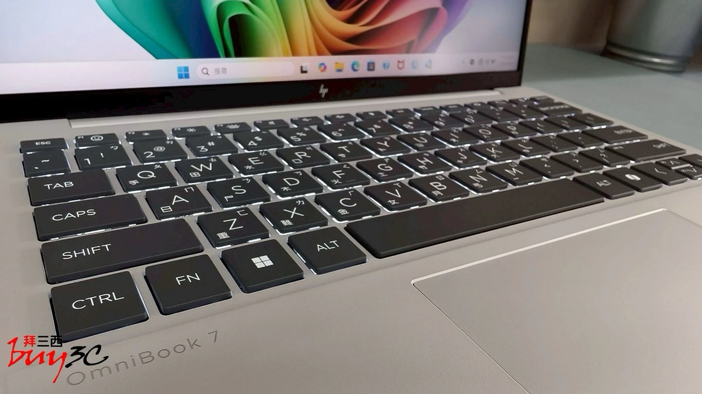OmniBook 7 Aero 鍵盤背光開啟近拍