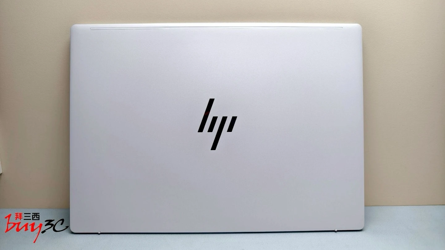 OmniBook 7 Aero 匠心銀上蓋與鏡面 HP 標誌