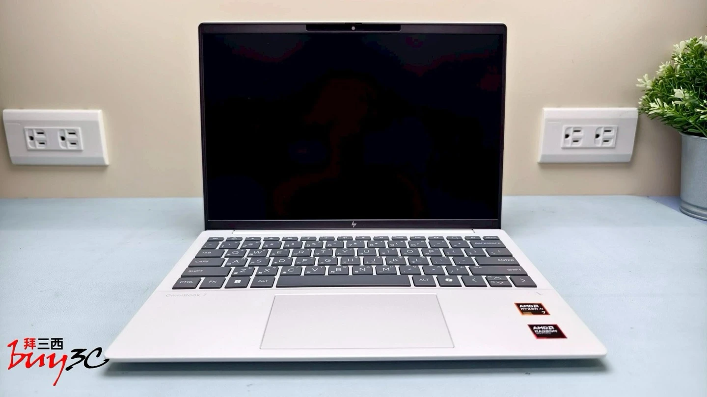 OmniBook 7 Aero 正面：螢幕未點亮與窄邊框