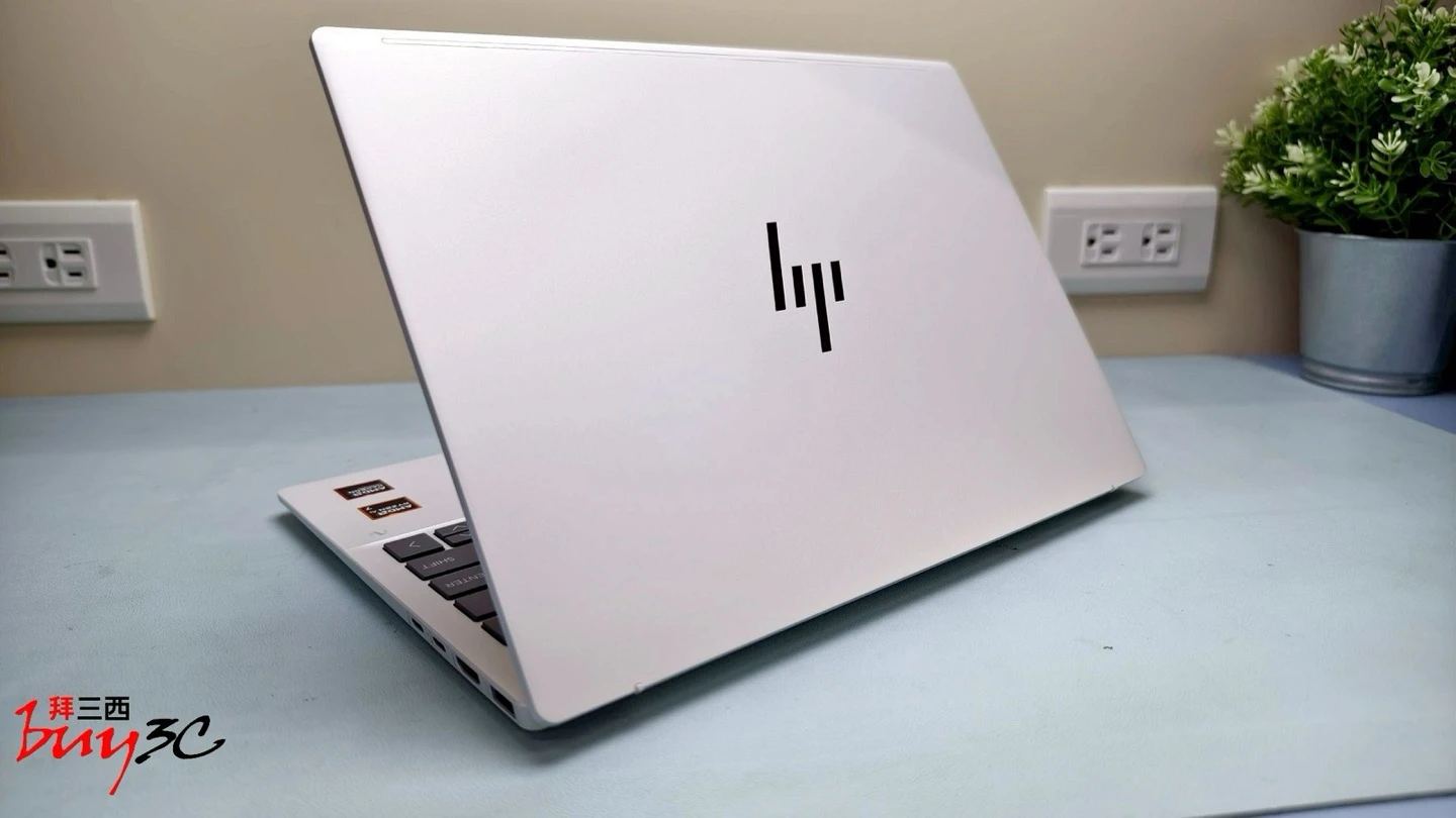OmniBook 7 Aero 另一側後方斜角與右側連接埠