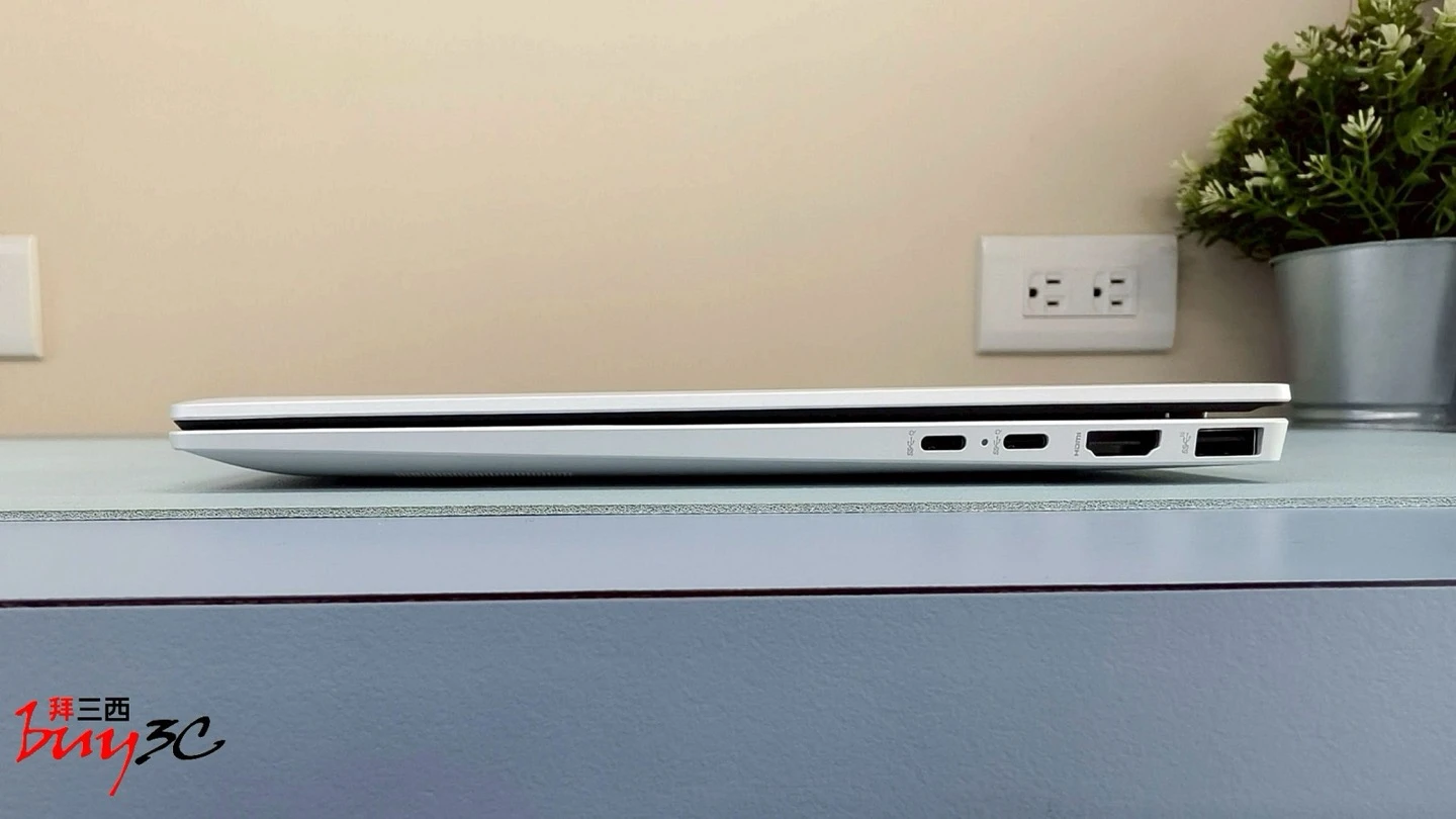 OmniBook 7 Aero 右側連接埠：兩組 USB-C、HDMI 2.1、USB-A