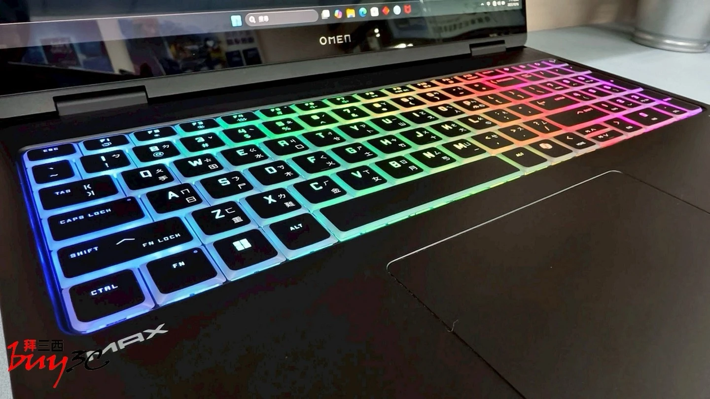 OMEN MAX 16 RGB 鍵盤近拍與觸控板
