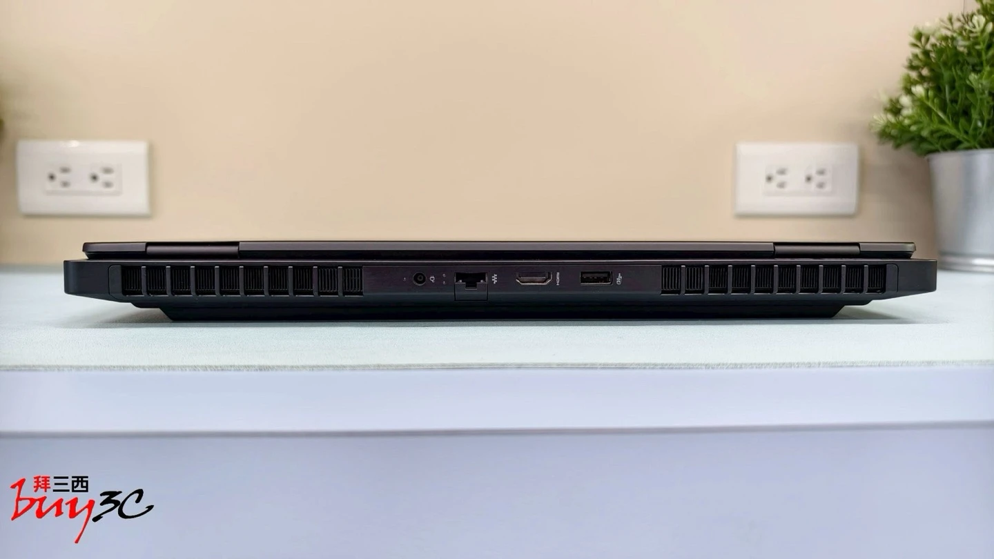 OMEN MAX 16 後方連接埠：電源孔、RJ-45、HDMI 2.1、USB-A