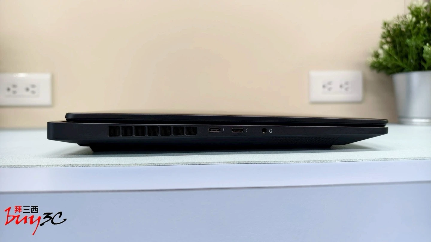 OMEN MAX 16 左側連接埠：兩組 Thunderbolt 4、3.5mm 耳機孔