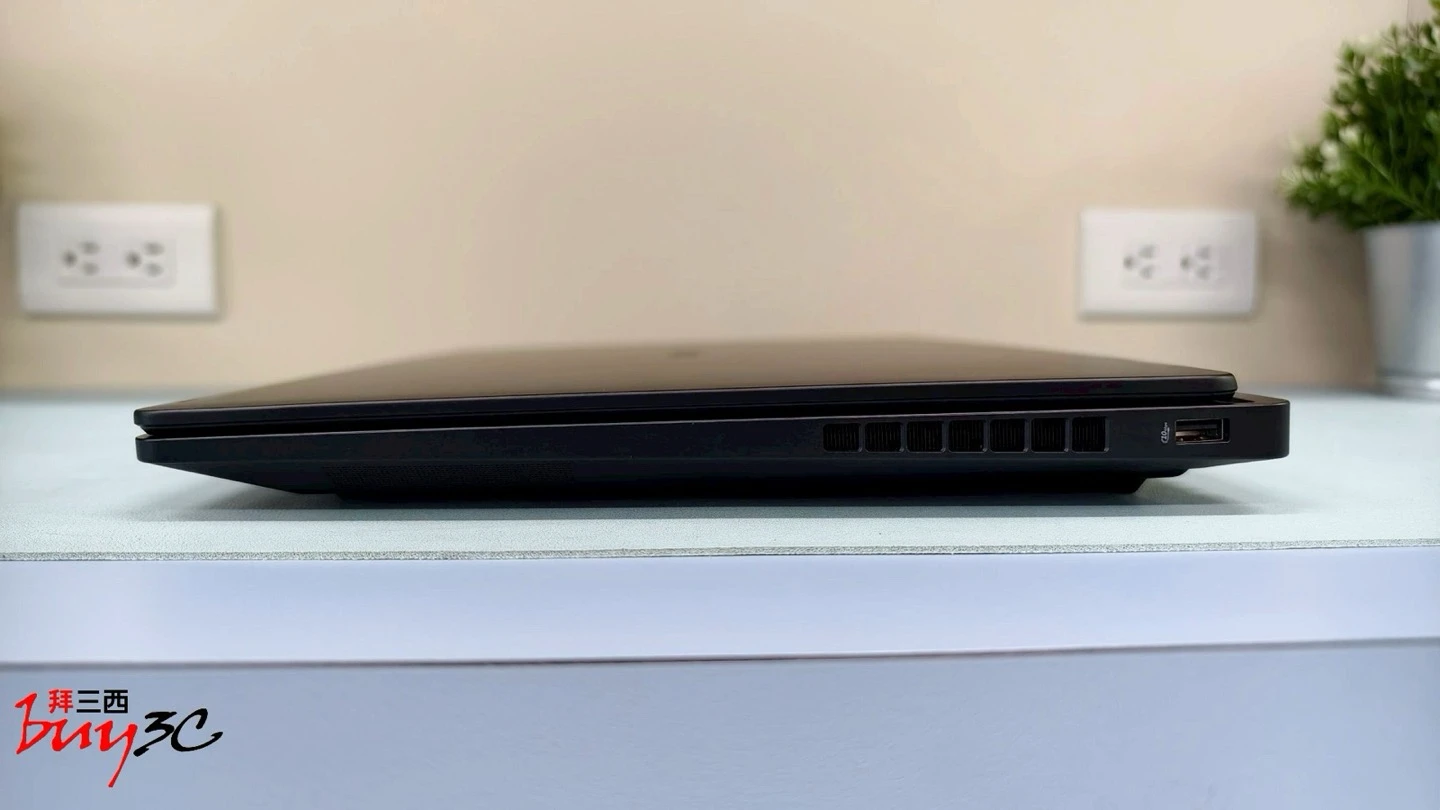 OMEN MAX 16 右側連接埠：USB-A