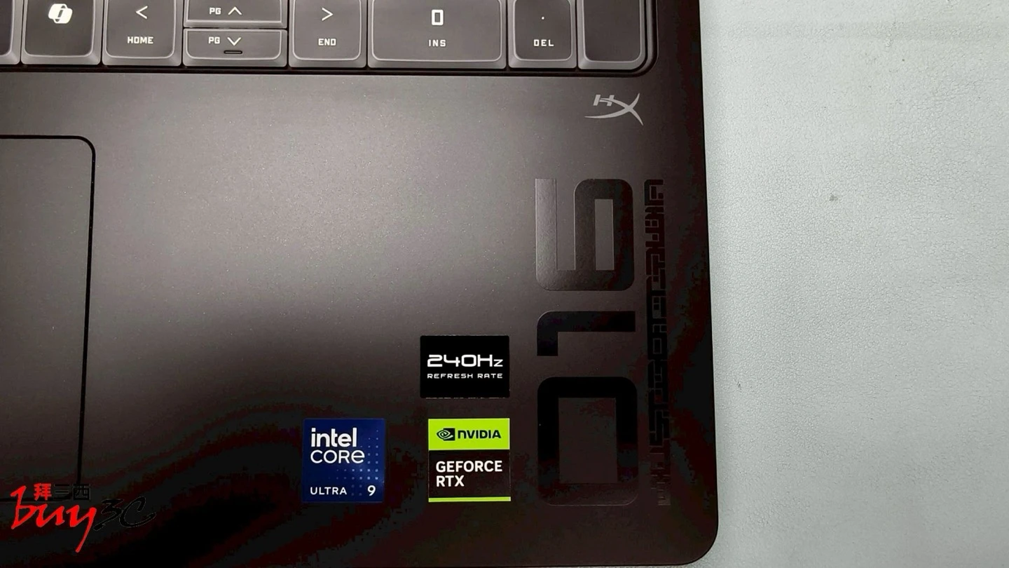 OMEN MAX 16 手托區：HyperX 標誌、240Hz、Intel Core Ultra 9 與 GeForce RTX 標籤