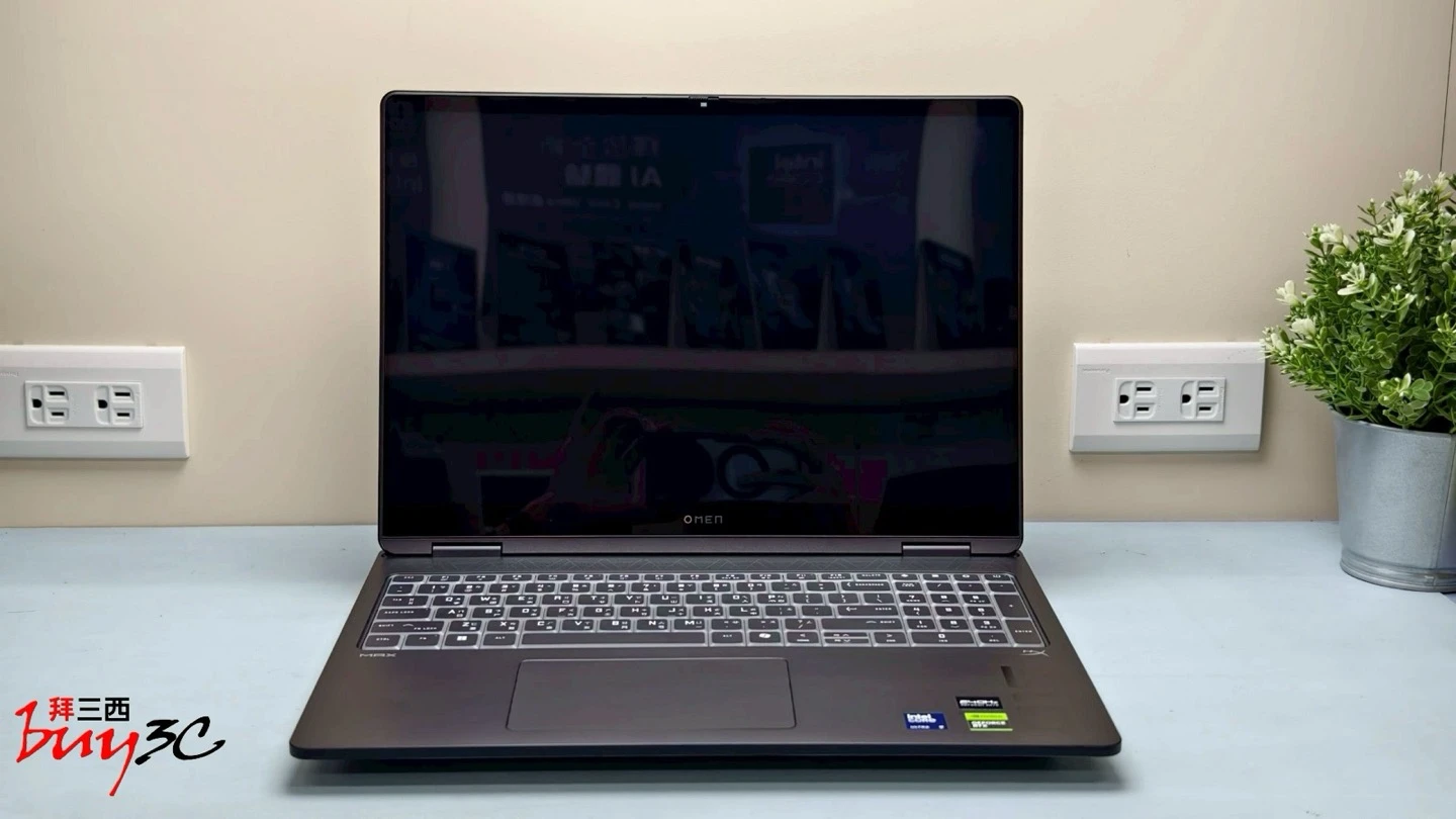 OMEN MAX 16 正面：16 吋 OLED 螢幕未點亮與鍵盤