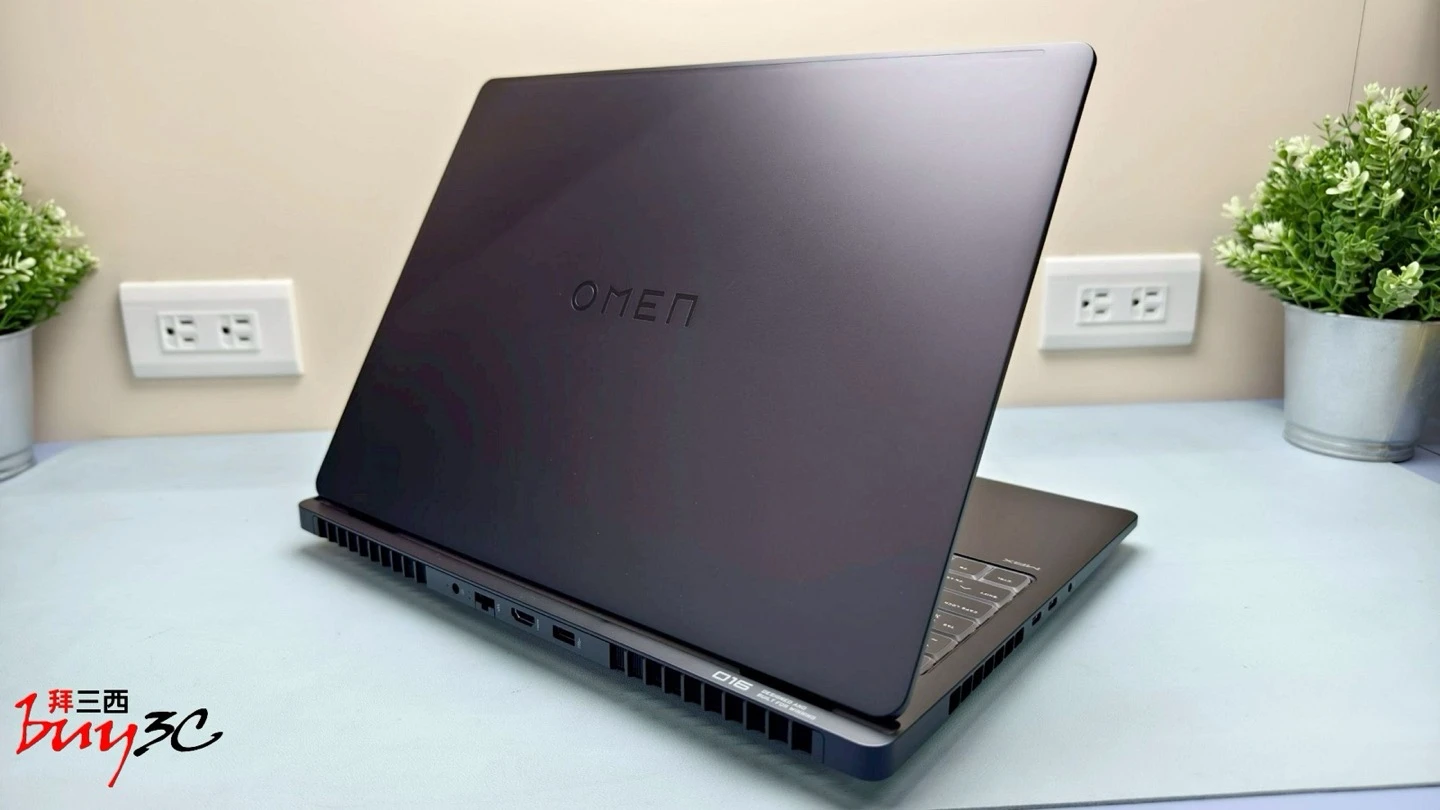 OMEN MAX 16 另一側後方斜角與 O16 字樣