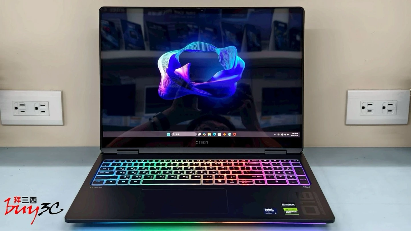 OMEN MAX 16 螢幕點亮，鍵盤 RGB 背光與前緣燈條同時亮起