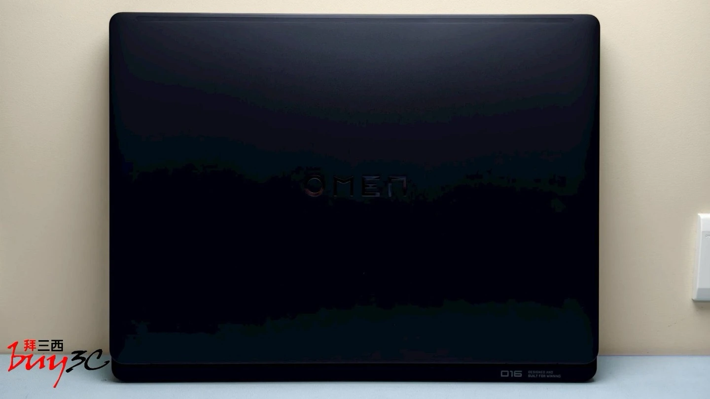 OMEN MAX 16 究極黑金屬上蓋與 OMEN 標誌