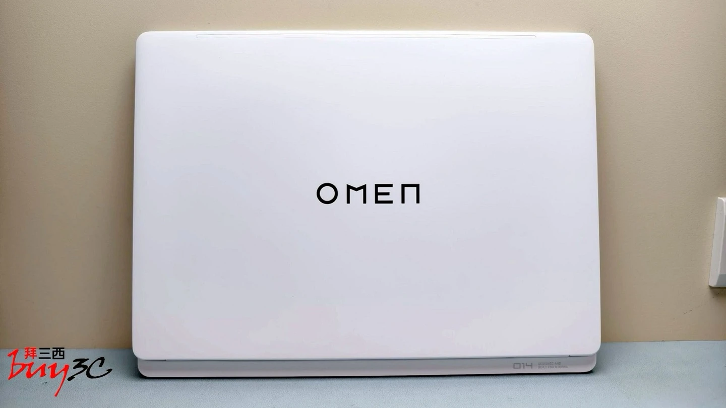 OMEN Transcend 14 幻影白金屬上蓋與鏡面 OMEN 標誌