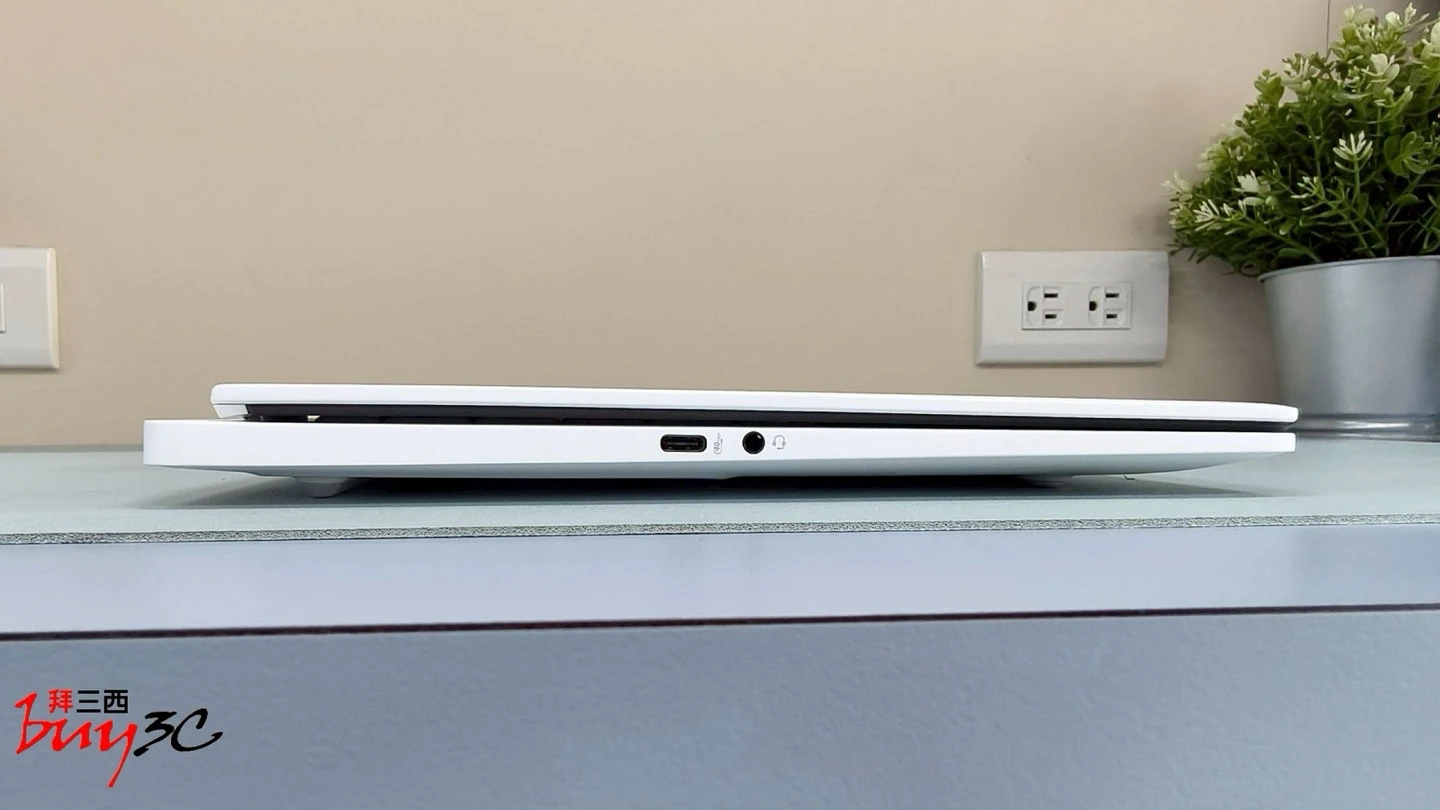 OMEN Transcend 14 左側連接埠：Thunderbolt 4、3.5mm 音訊孔