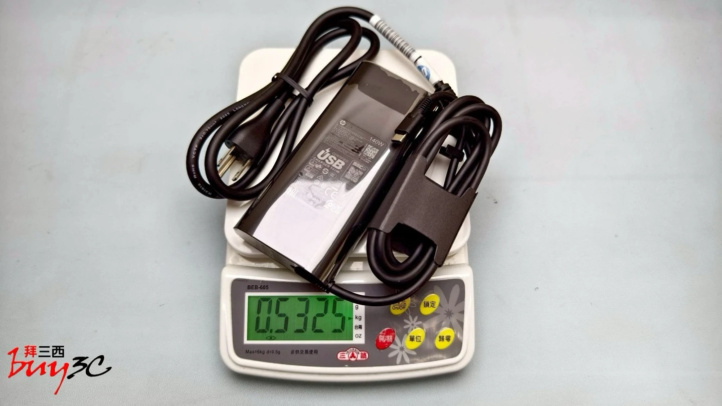 OMEN Transcend 14 隨附 140W 變壓器實測約 0.53kg