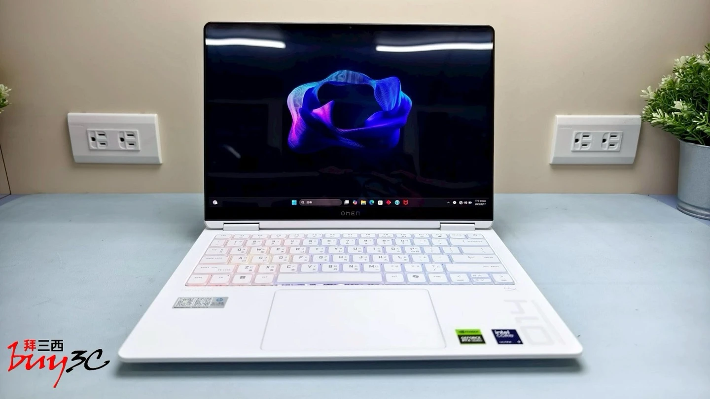 OMEN Transcend 14 開機後的 14 吋 2.8K OLED 螢幕