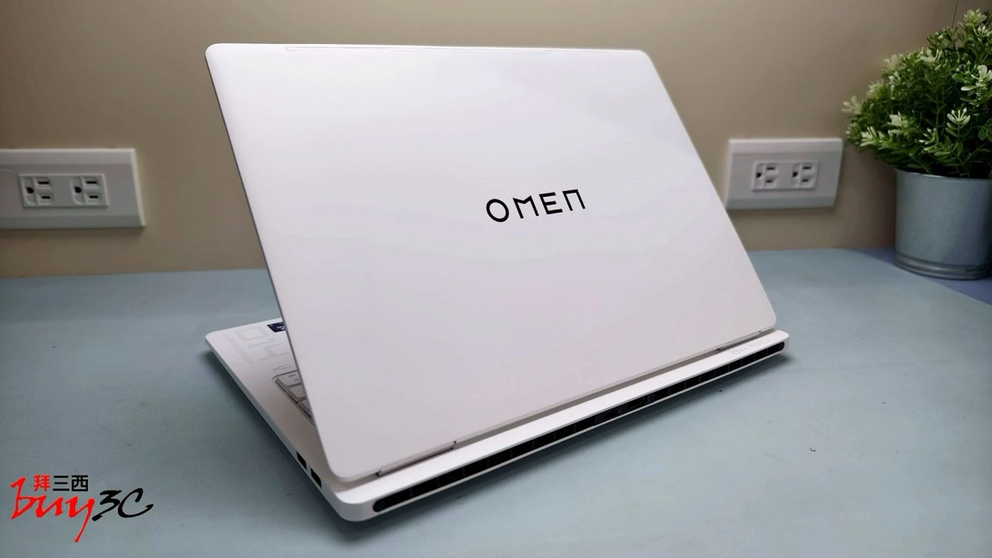 OMEN Transcend 14 上蓋右後方斜角外觀