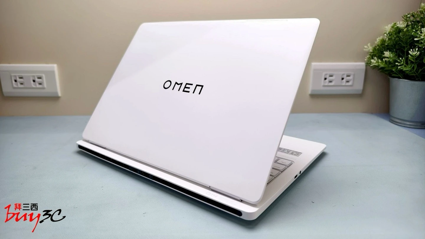 OMEN Transcend 14 上蓋左後方斜角外觀