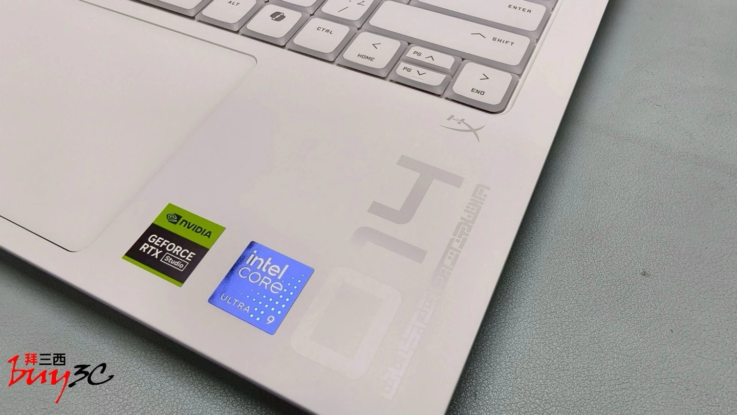 OMEN Transcend 14 掌托上的 NVIDIA GeForce RTX 與 Intel Core Ultra 9 貼紙