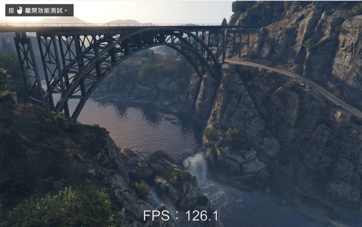 《GTA V》內建效能測試峽谷鐵橋場景約 126.1 FPS