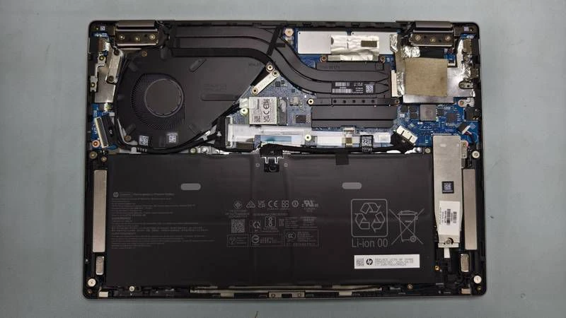 OmniBook X Flip 14 拆機內部:單風扇、熱導管、M.2 SSD 與電池