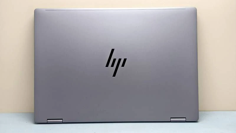 OmniBook X Flip 14 金屬上蓋與新版 HP 標誌