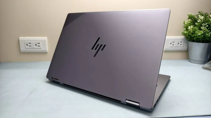 OmniBook X Flip 14 上蓋斜角外觀