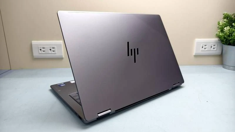 OmniBook X Flip 14 上蓋另一側斜角