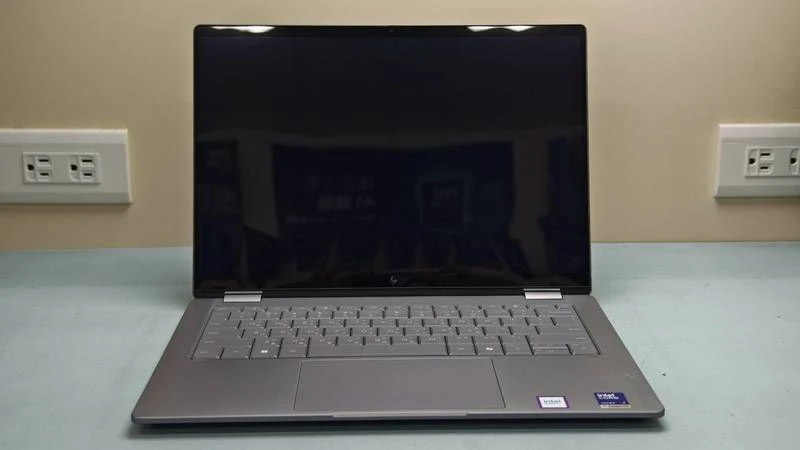 OmniBook X Flip 14 闔上後正面