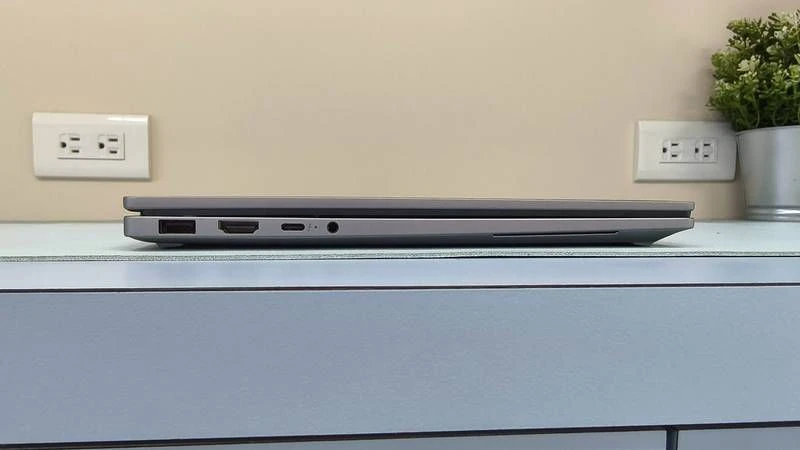 OmniBook X Flip 14 左側連接埠:USB-A、HDMI 2.1、Thunderbolt 4、耳機孔