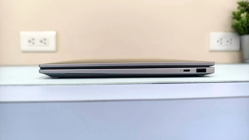 OmniBook X Flip 14 右側連接埠：Thunderbolt 4 與 USB-A