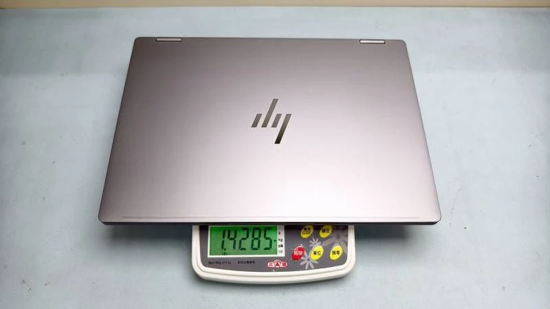 OmniBook X Flip 14 電子秤實測重量約 1.43kg