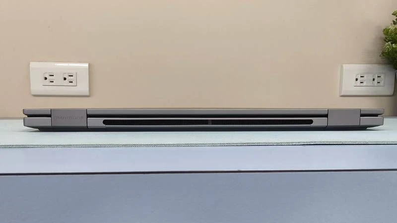 OmniBook X Flip 14 後側散熱孔與 OMNIBOOK 字樣