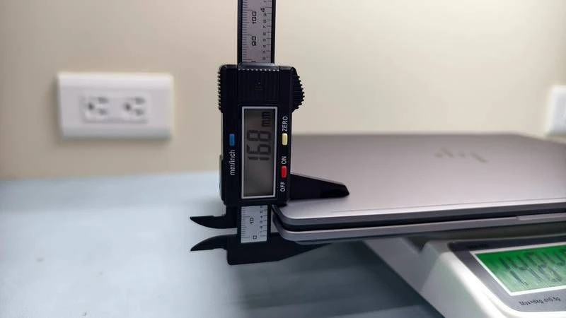 OmniBook X Flip 14 卡尺量測厚度約 16.8mm